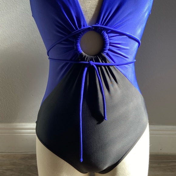 Venus with ring detail two tone color swimsuit - Picture 6 of 9